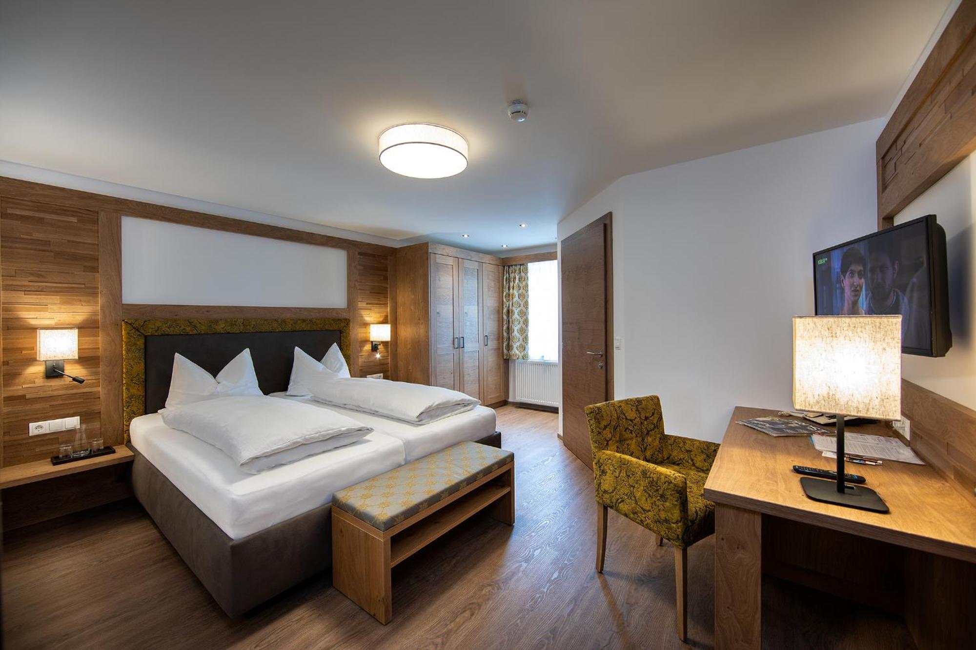 Hotel Huberhof Innsbruck Room photo